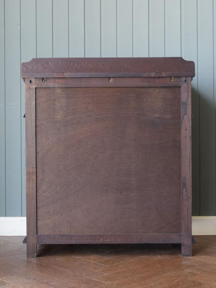 アンティークチェストの後ろ姿