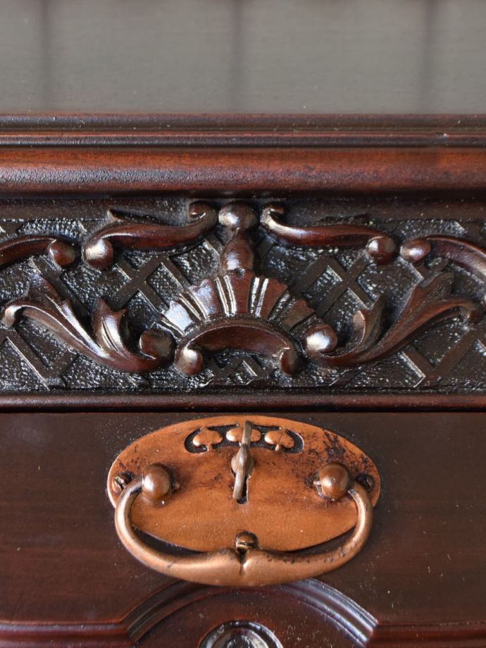 アンティーク家具の装飾