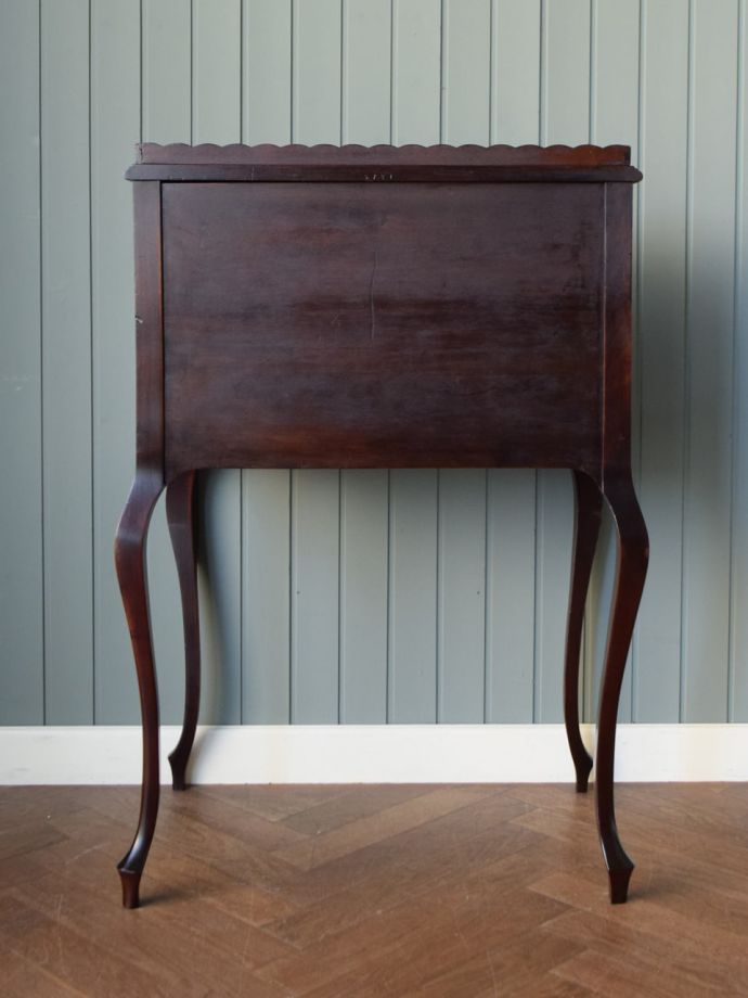 ビューローの後ろ姿