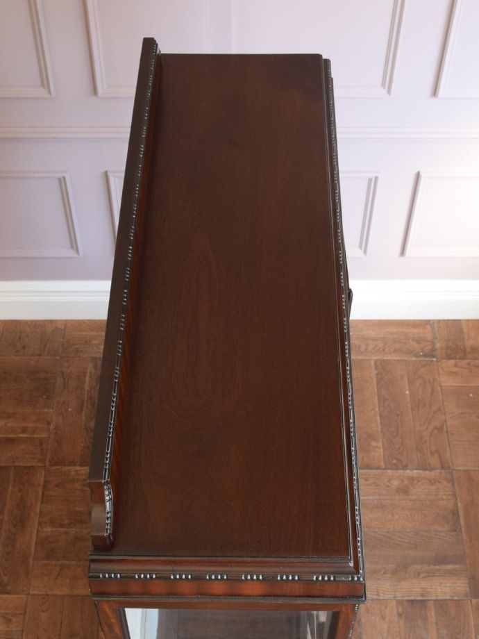 アンティークキャビネットの天板