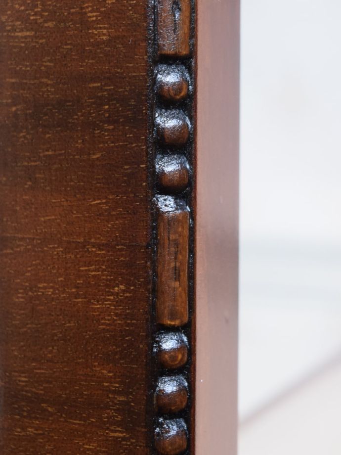 英国アンティーク家具らしい彫