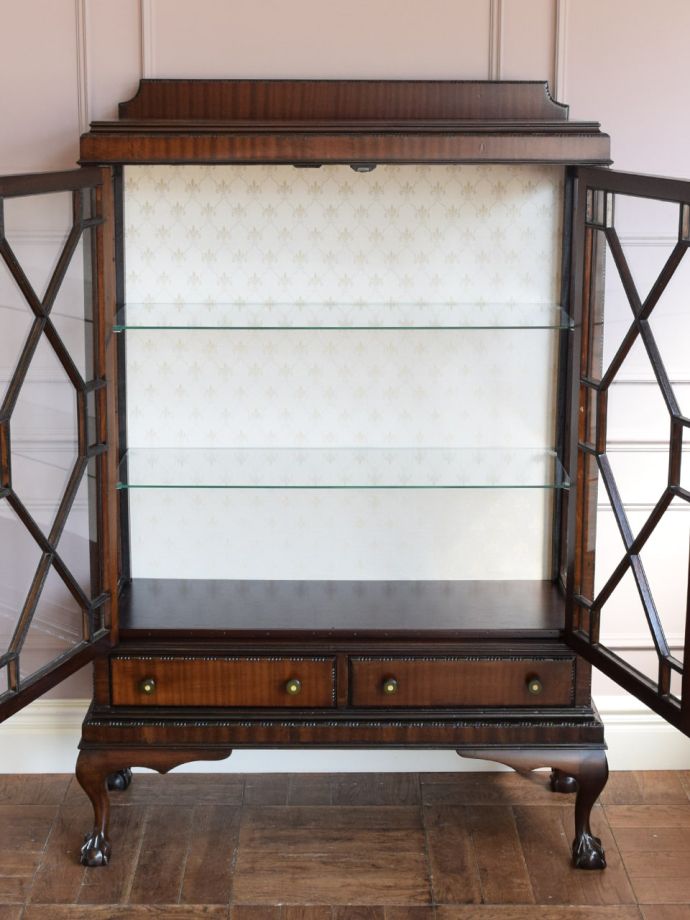 ガラスキャビネットの扉の中