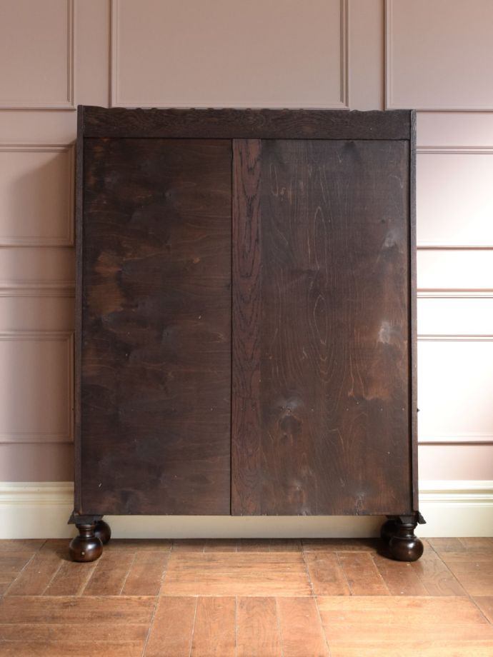 キャビネットの後ろ姿