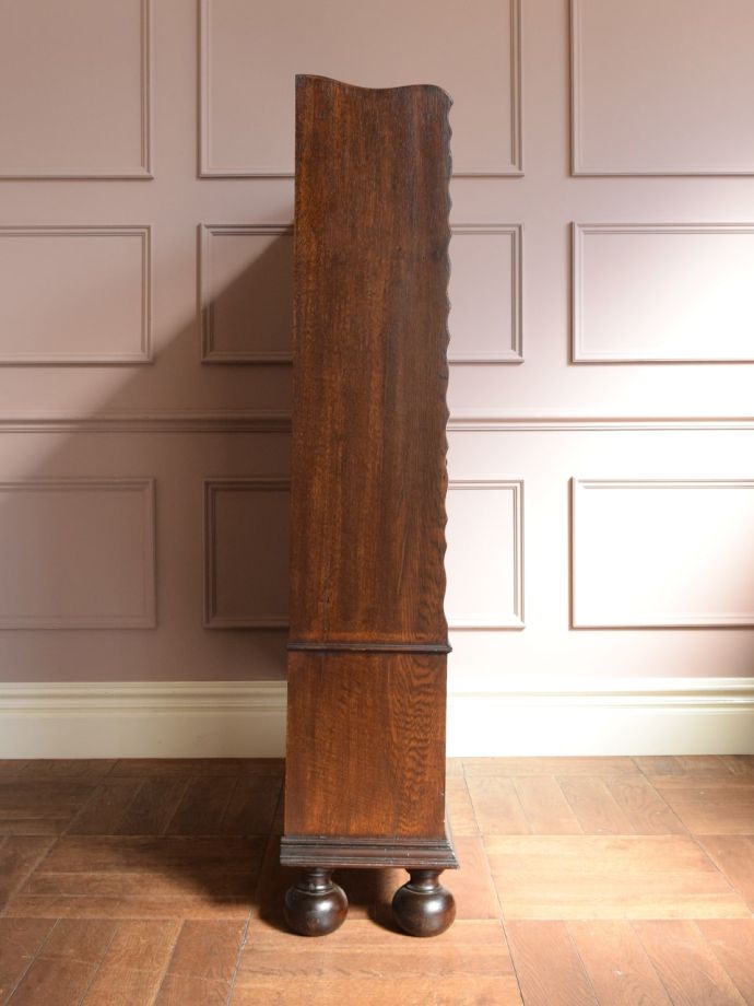 アンティークキャビネットの側面