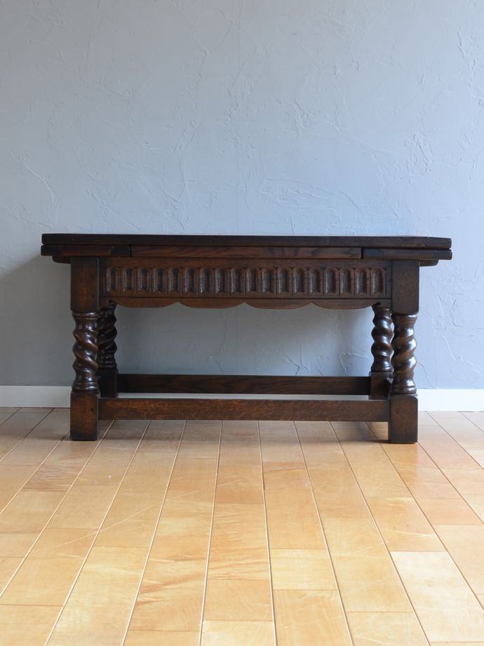 伸長式テーブルの側面