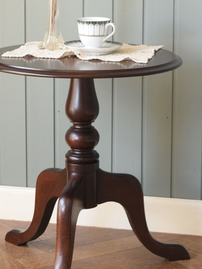 英国スタイルのアンティークテーブル