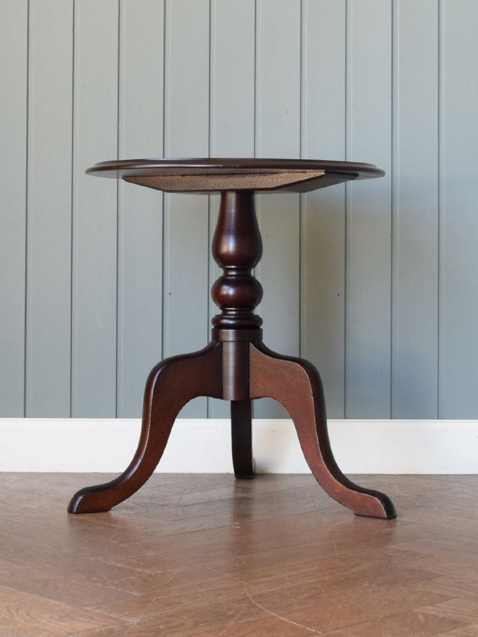 アンティークコーヒーテーブルの側面