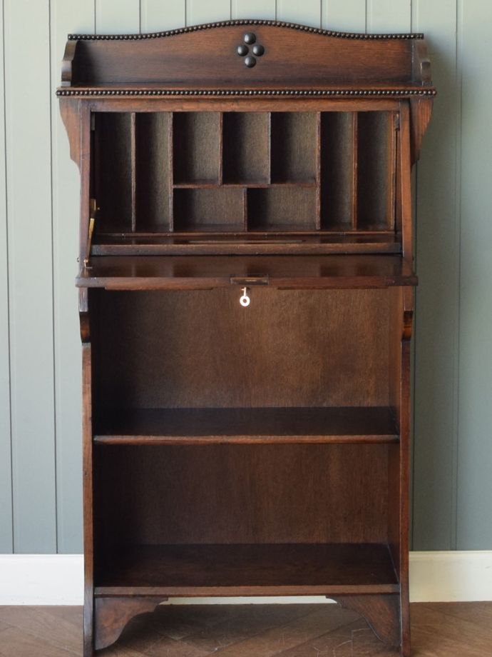 アンティークビューローの扉の中