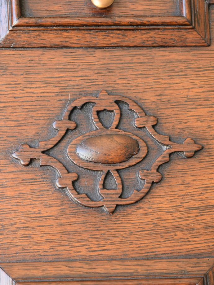 アンティーク家具の装飾