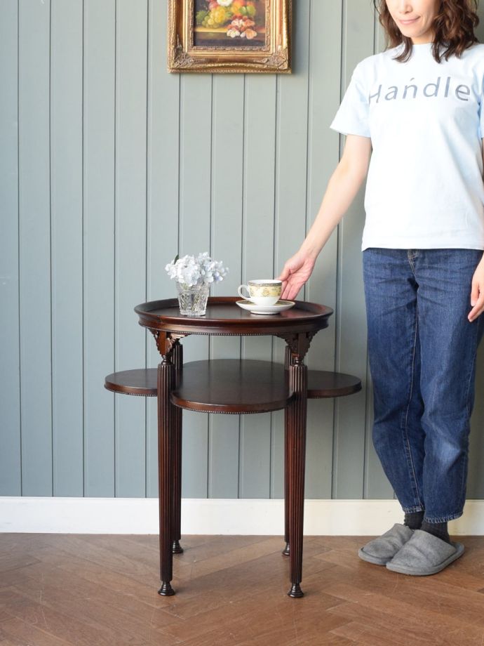 英国から届いためずらしいアンティークテーブル、下棚付きの