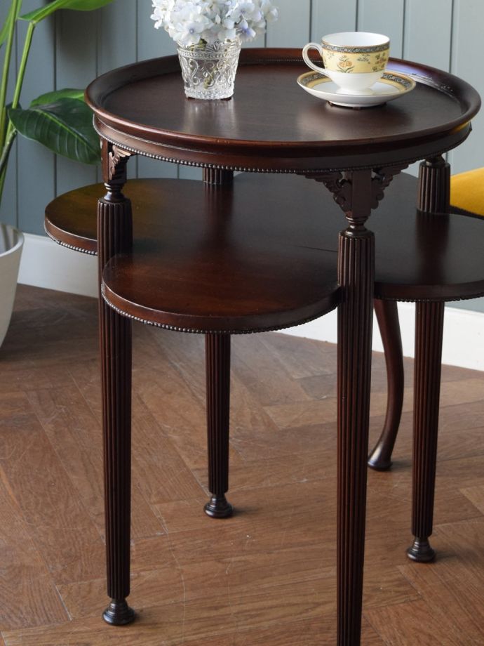 英国から届いためずらしいアンティークテーブル、下棚付きの