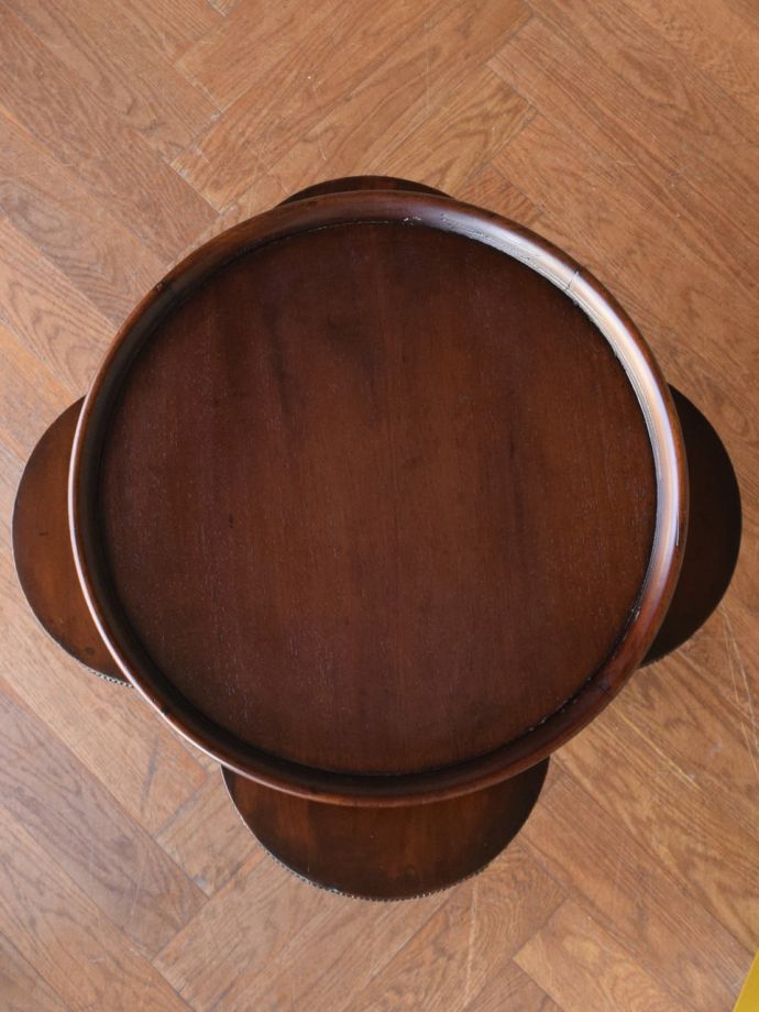 英国から届いためずらしいアンティークテーブル、下棚付きの