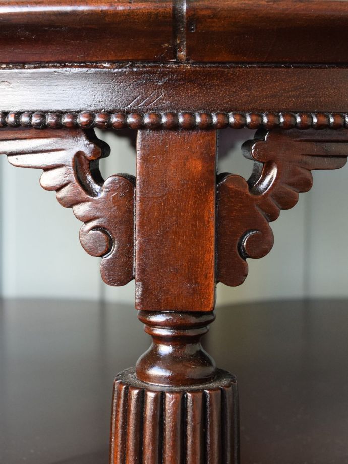 英国アンティーク家具らしい装飾