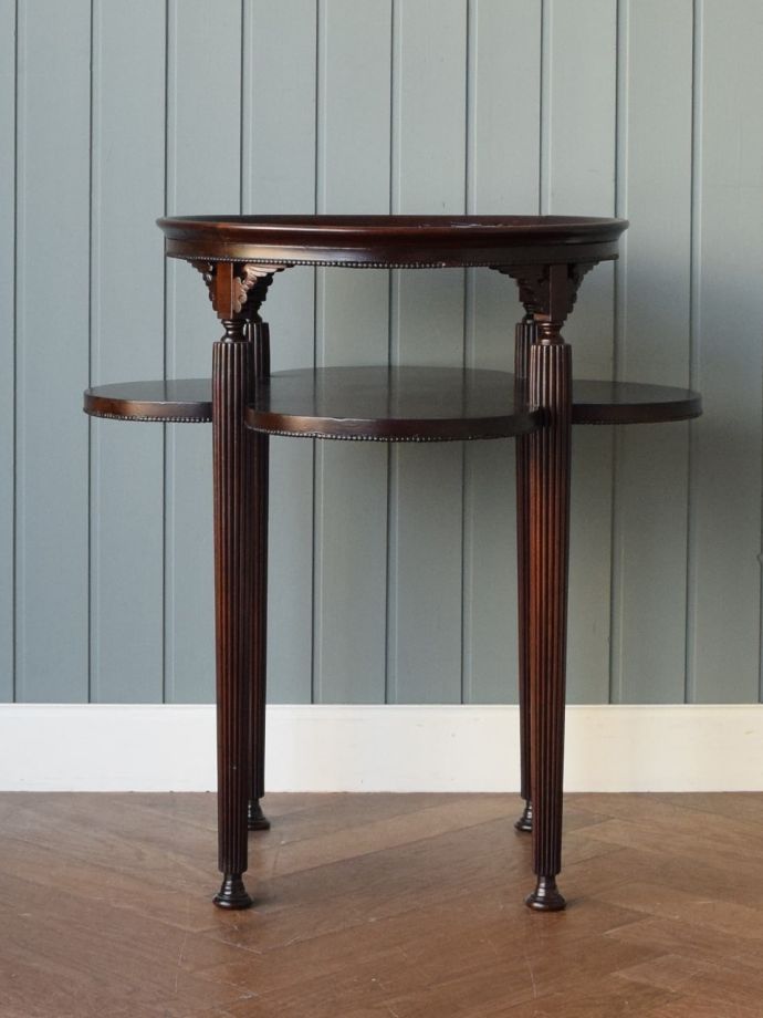 アンティーク テーブル イギリス 英国 英国から届いためずらしいアンティークテーブル、下棚付きの