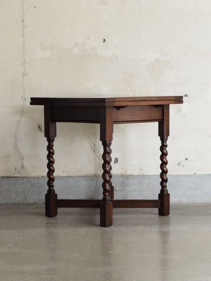 ドローリーフテーブルの横顔