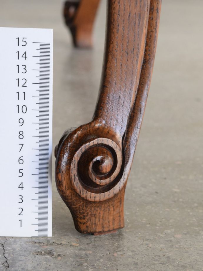 アンティークテーブルの脚