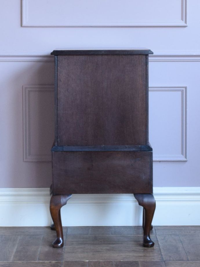 チェストの後ろ姿