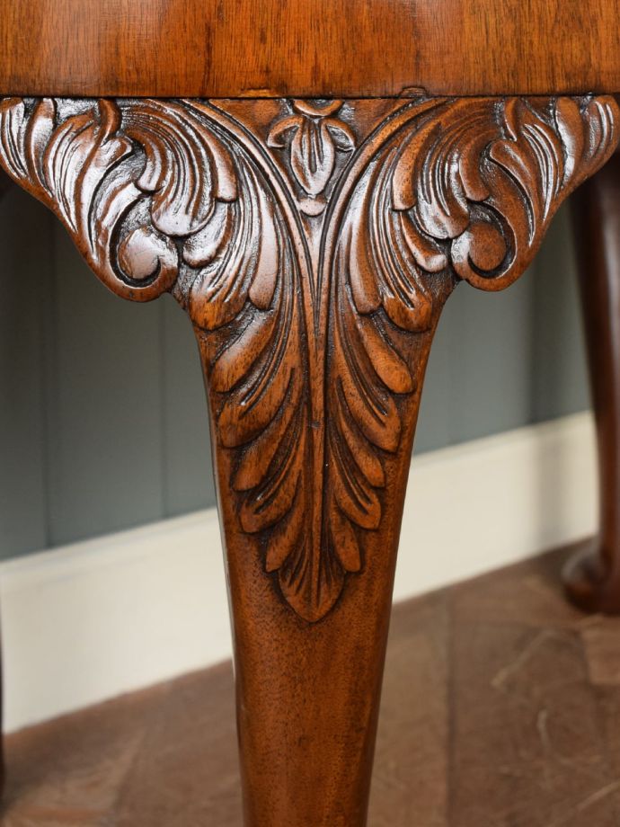 英国アンティーク家具らしい装飾