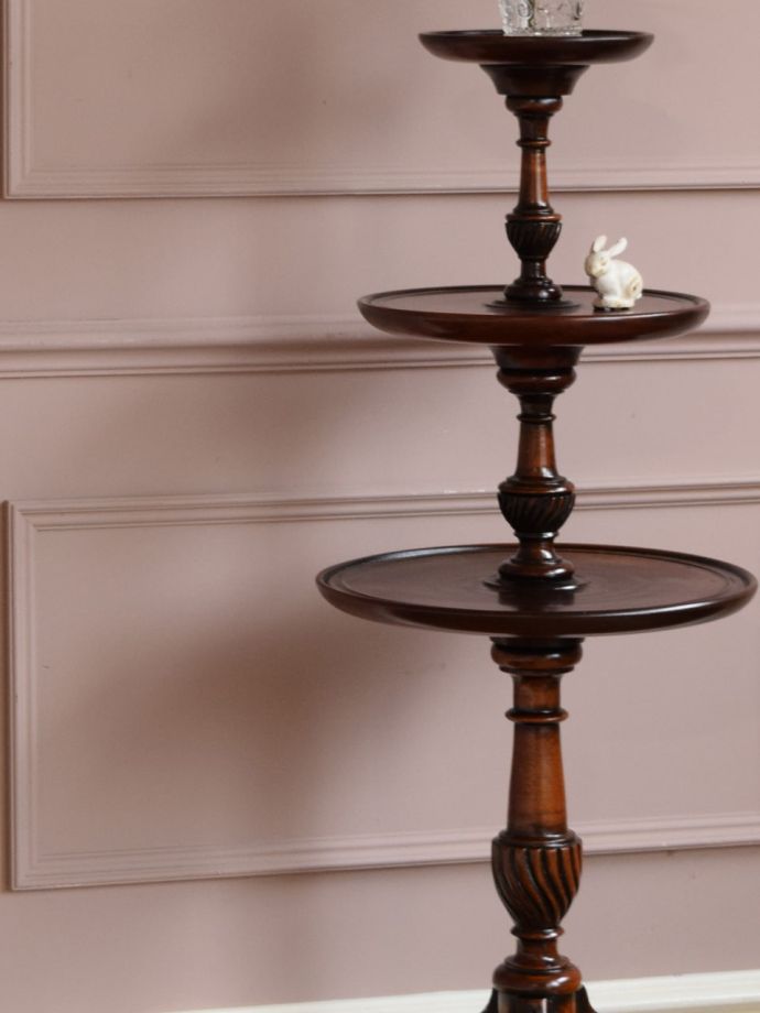 英国スタイルのアンティークテーブル