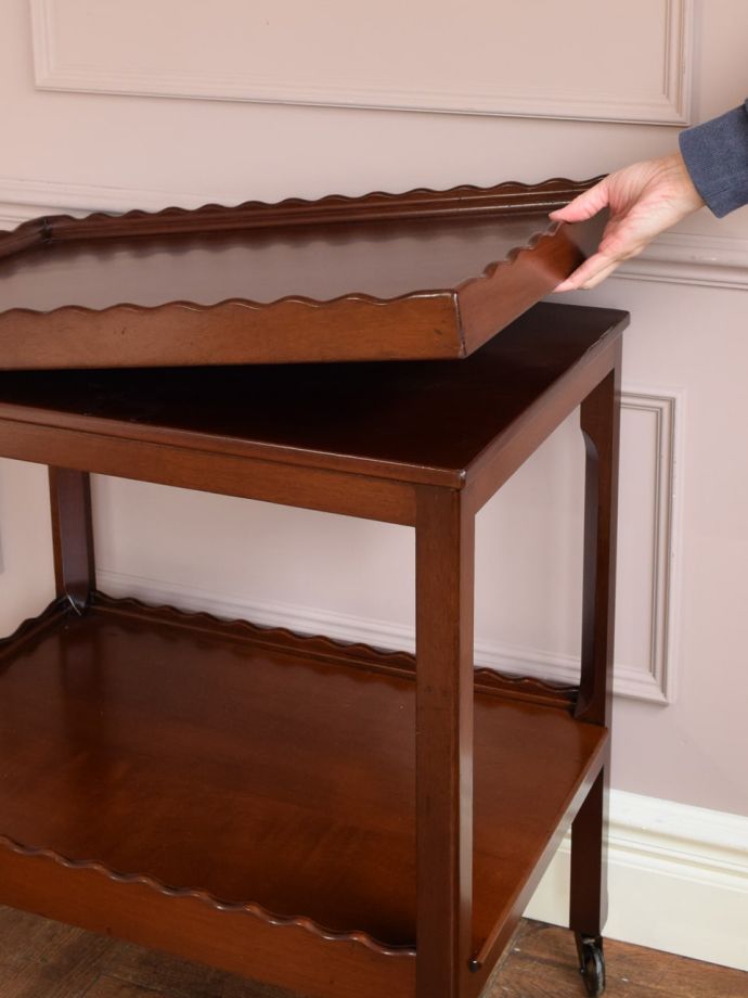 トレイ付きのワゴン