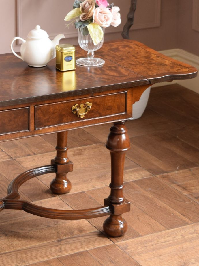 英国のアンティーク家具らしいデザイン