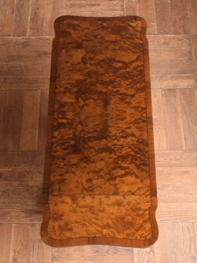 天板を広げた折り畳みテーブル