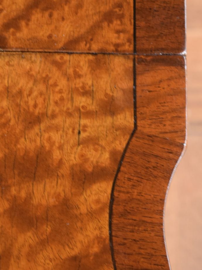 アンティークテーブルらしい木目