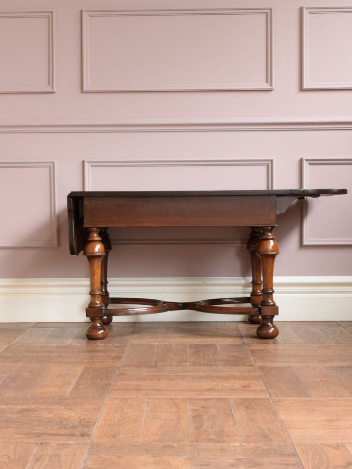 伸長式天板を片方開くと