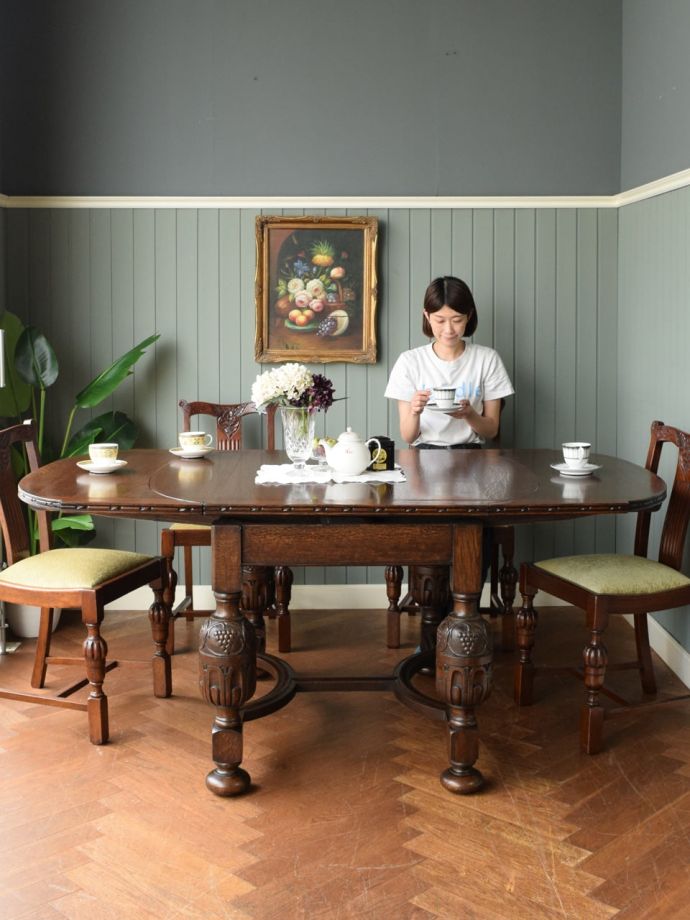 アンティークの伸長式ダイニングテーブル