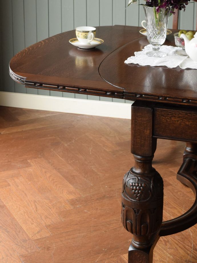 伸長式のおしゃれなアンティークテーブル