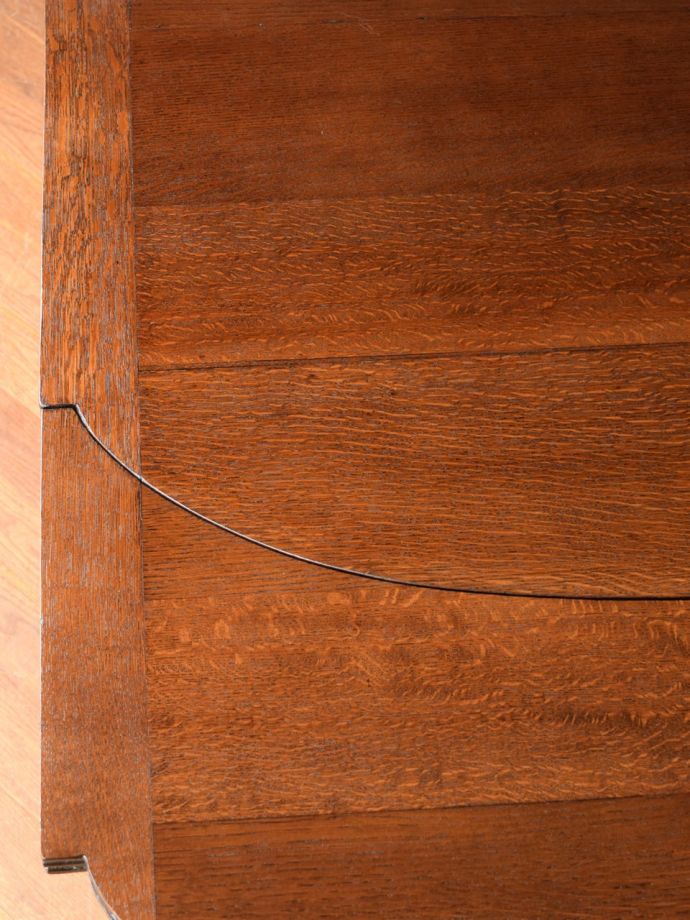 アンティークテーブルの木目