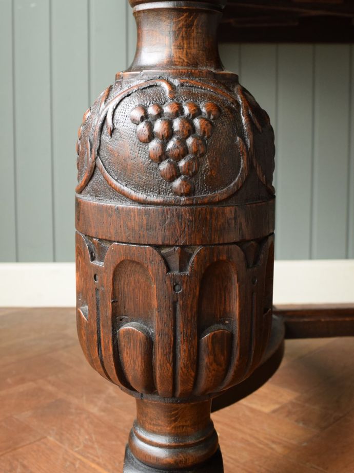 アンティークテーブルの彫