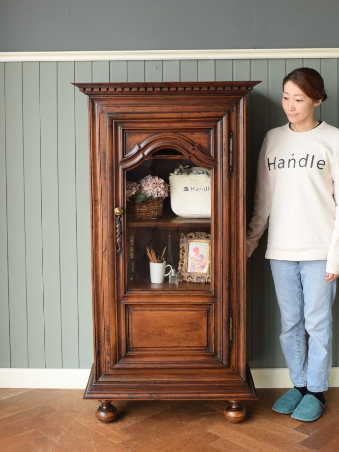 英国アンティークのキャビネット