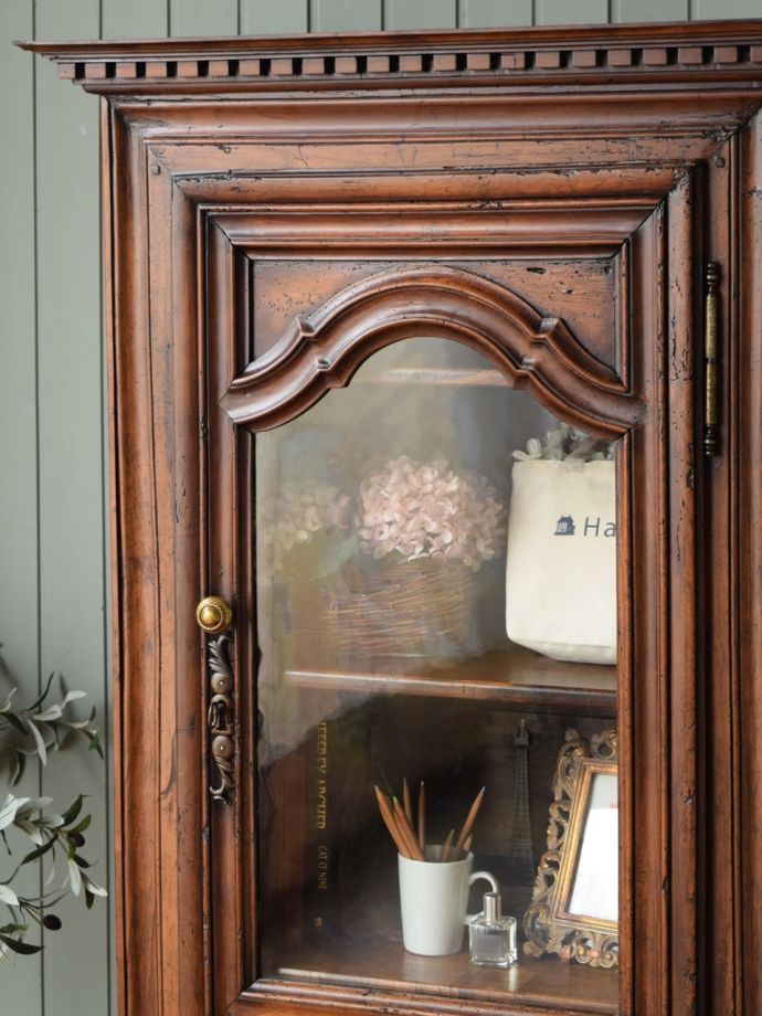 アンティーク家具らしさが漂うキャビネット