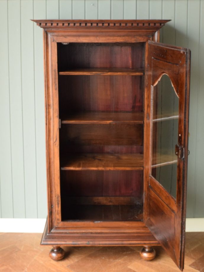 アンティークキャビネット扉の中