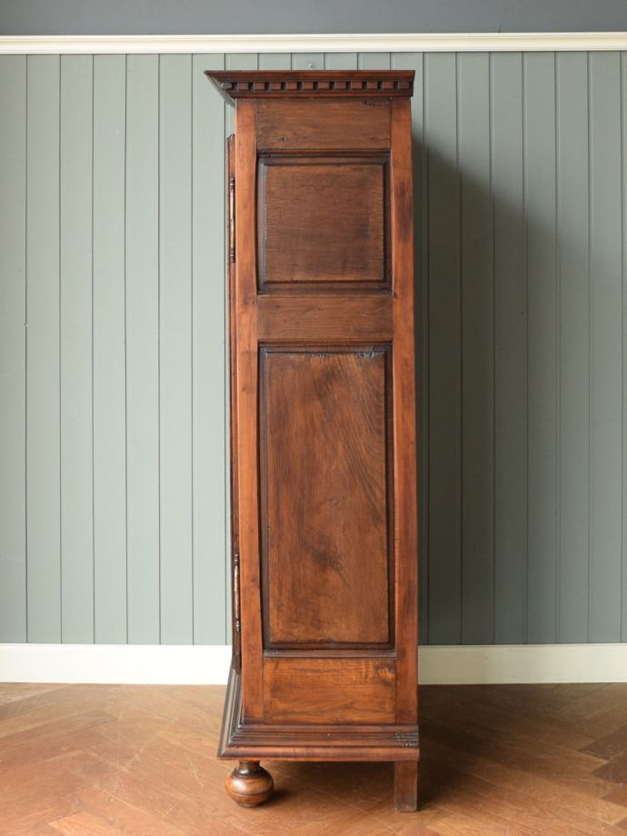 ガラスキャビネットの側面