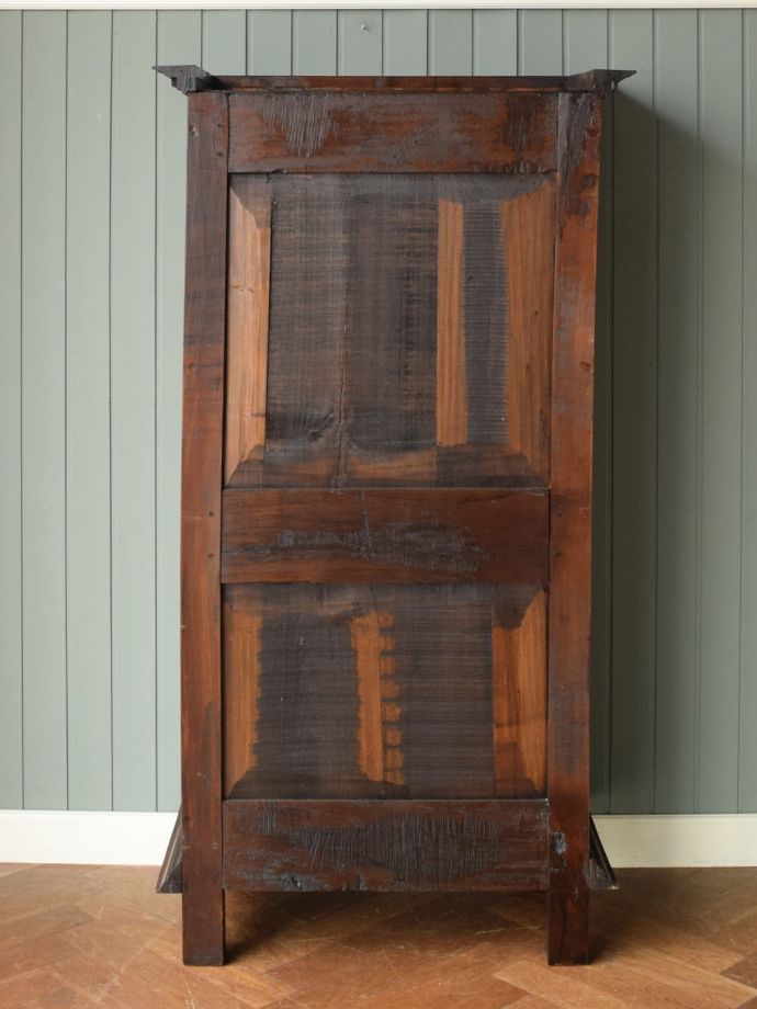 ガラスキャビネットの後ろ姿