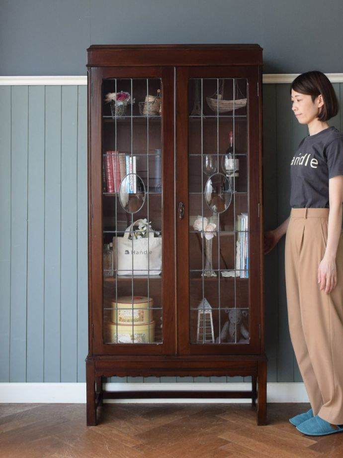 英国アンティークのキャビネット