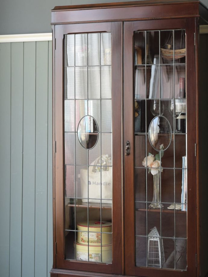 アンティーク家具らしさが漂うキャビネット