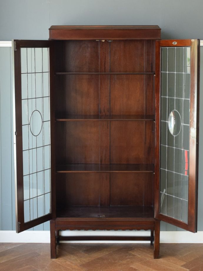 アンティークキャビネット扉の中