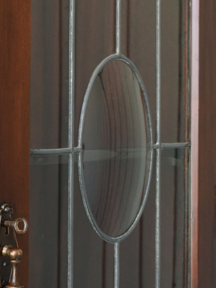 キャビネットの美しいガラス扉