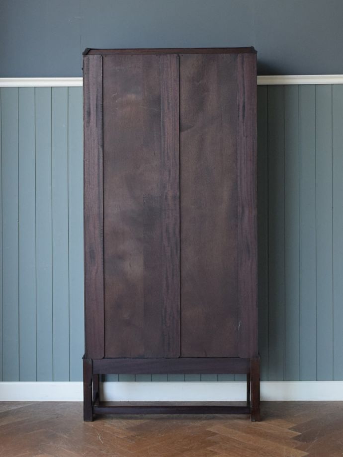 ガラスキャビネットの後ろ姿