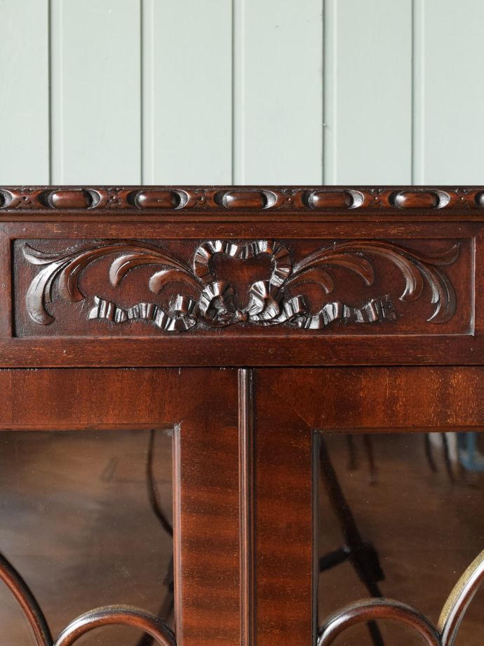 英国アンティーク家具らしい彫