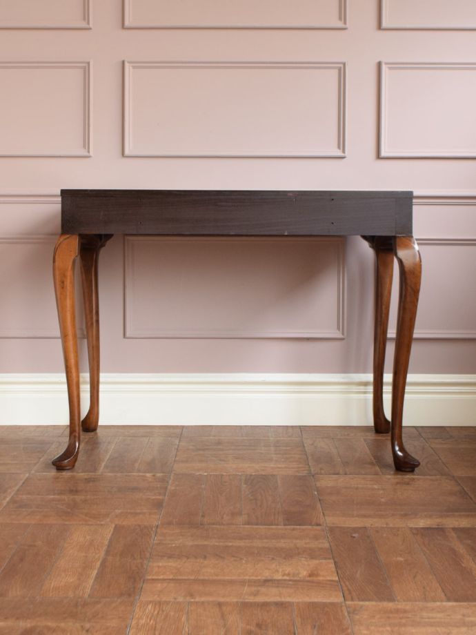 アンティークデスクの後ろ姿