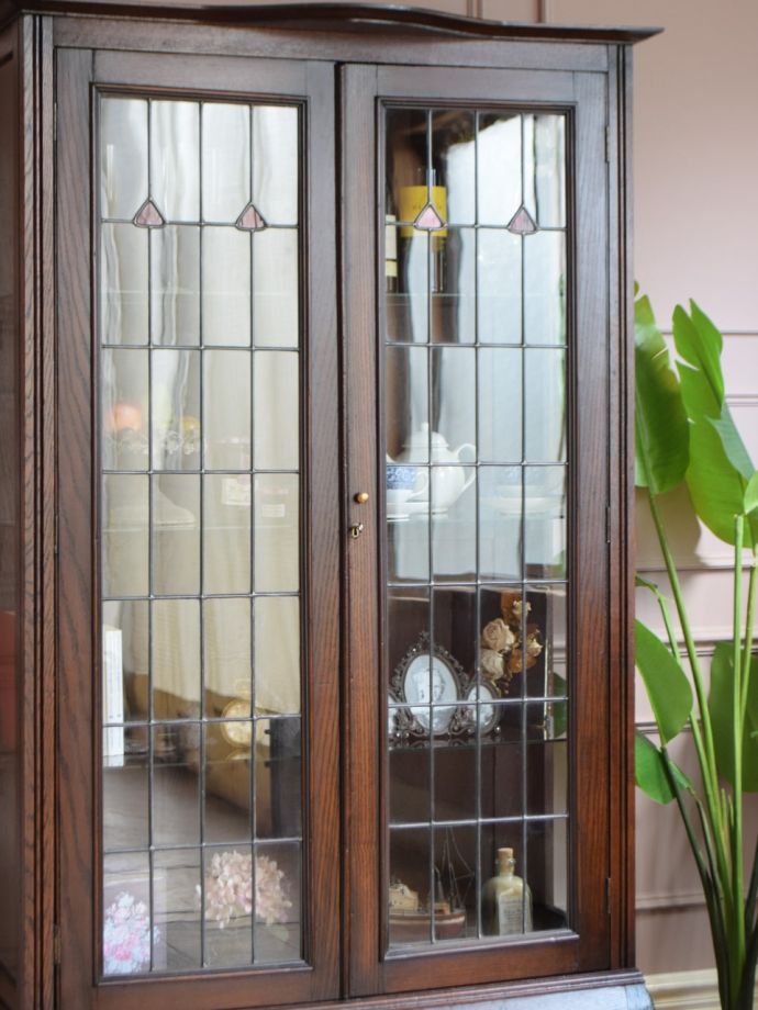 ステンドグラスの扉が美しいキャビネット