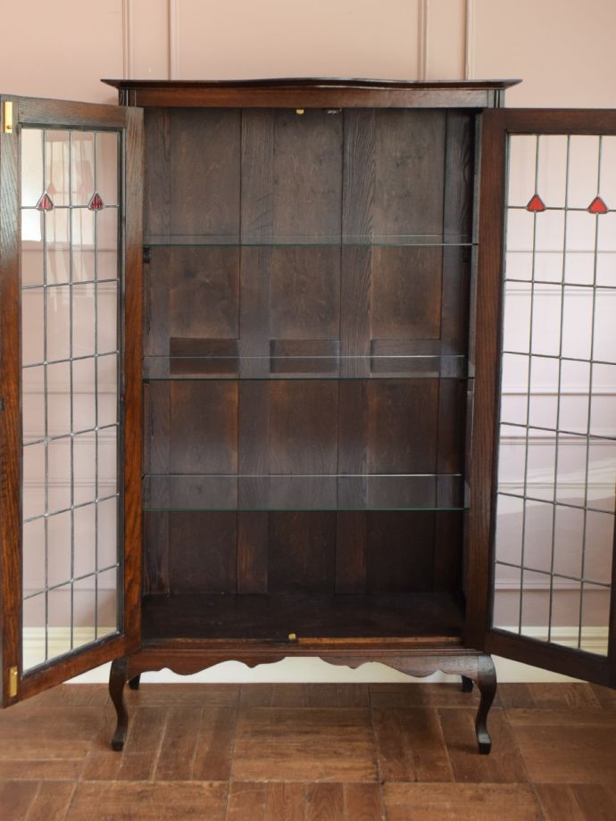 キャビネットの扉の中