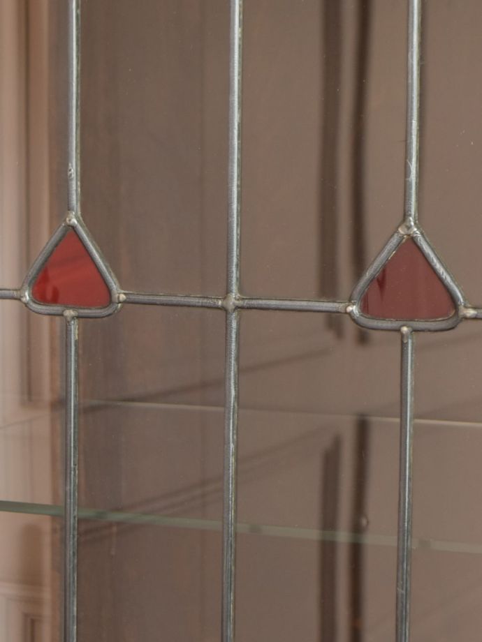 キャビネットの美しいガラス扉