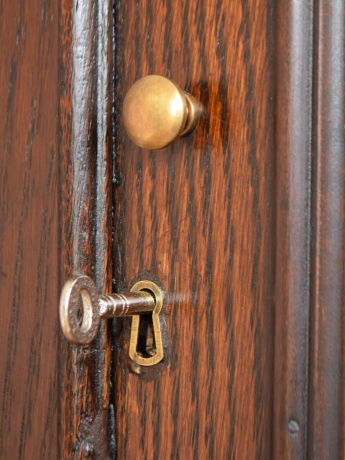アンティーク家具の取っ手と鍵