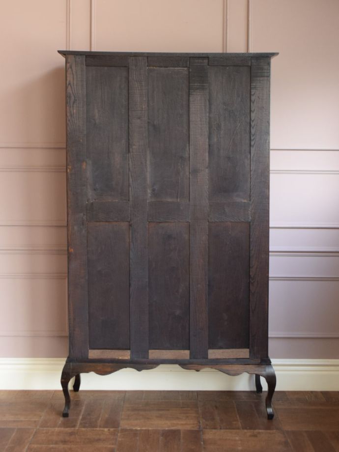 キャビネットの後ろ姿