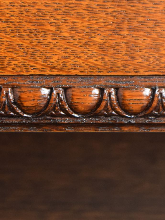 アンティークテーブルの彫